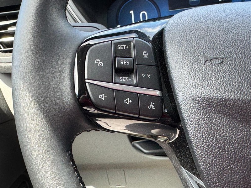 Ford Escape Vehicle Full-screen Gallery Image 17