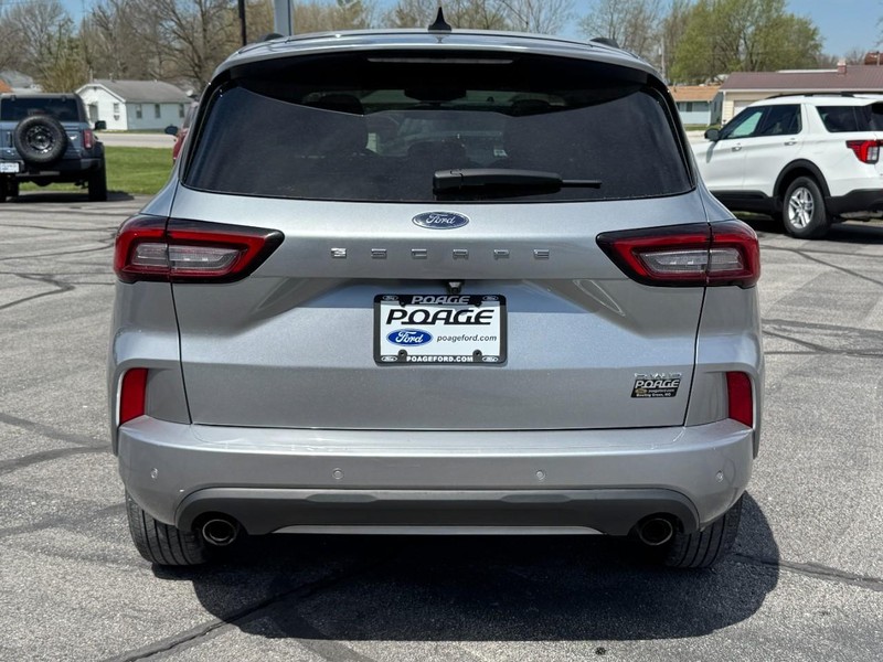 Ford Escape Vehicle Full-screen Gallery Image 04