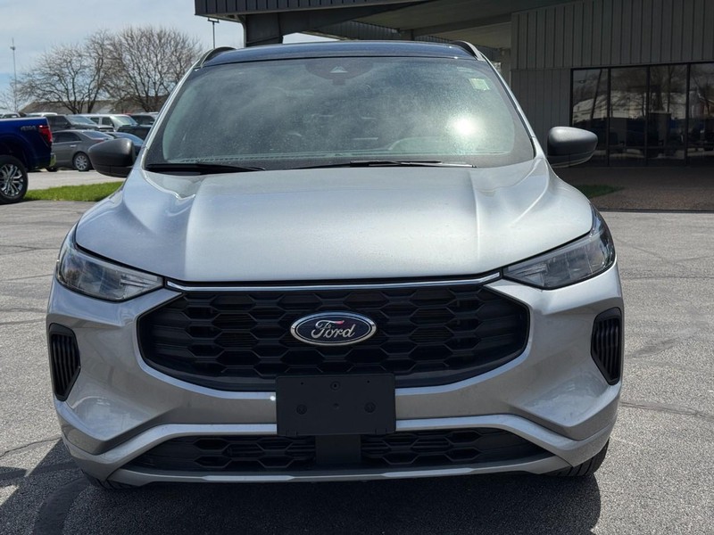 Ford Escape Vehicle Full-screen Gallery Image 09