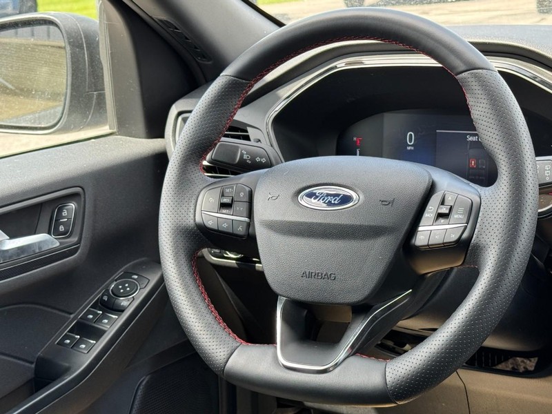Ford Escape Vehicle Full-screen Gallery Image 12