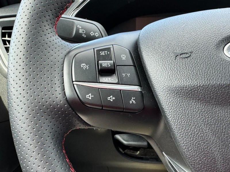 Ford Escape Vehicle Full-screen Gallery Image 16