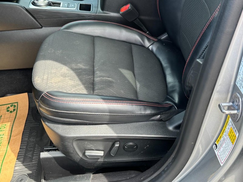 Ford Escape Vehicle Full-screen Gallery Image 24