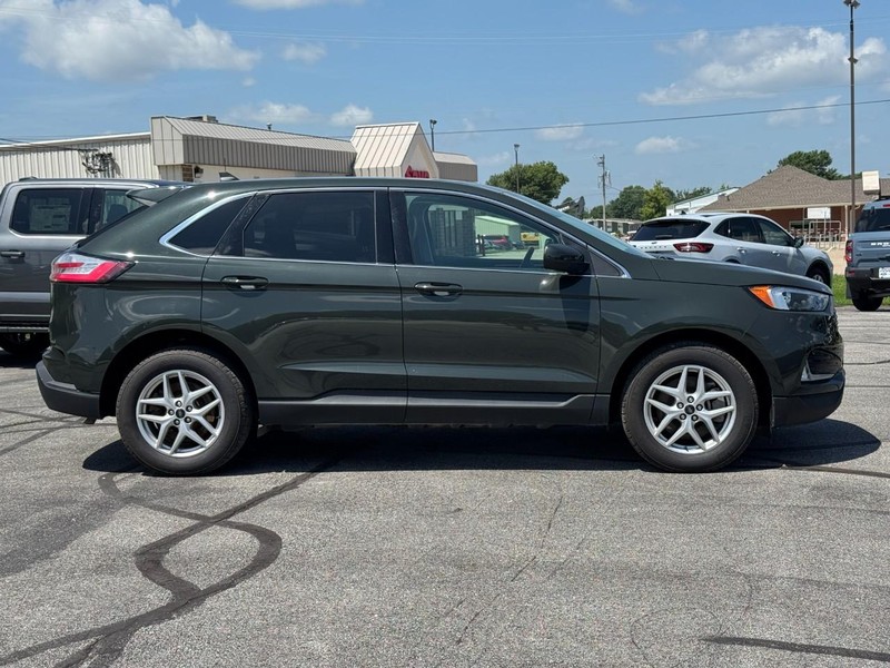 Ford Edge Vehicle Full-screen Gallery Image 02