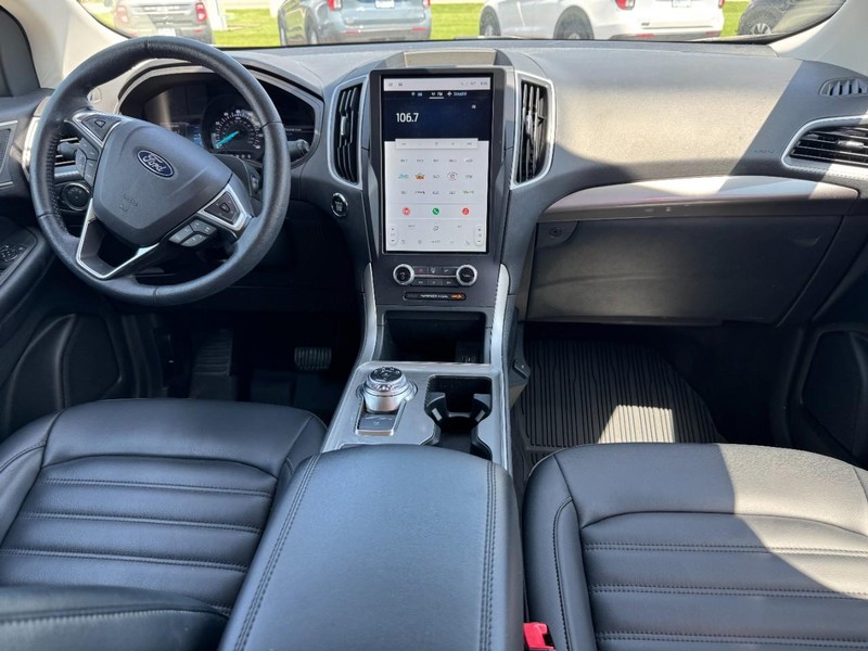 Ford Edge Vehicle Full-screen Gallery Image 11