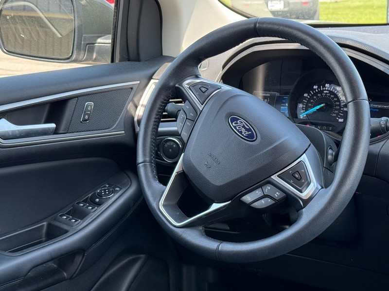 Ford Edge Vehicle Full-screen Gallery Image 12