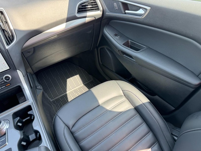Ford Edge Vehicle Full-screen Gallery Image 15
