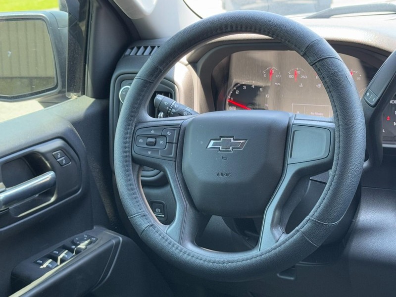 Chevrolet Silverado 1500 Vehicle Full-screen Gallery Image 12