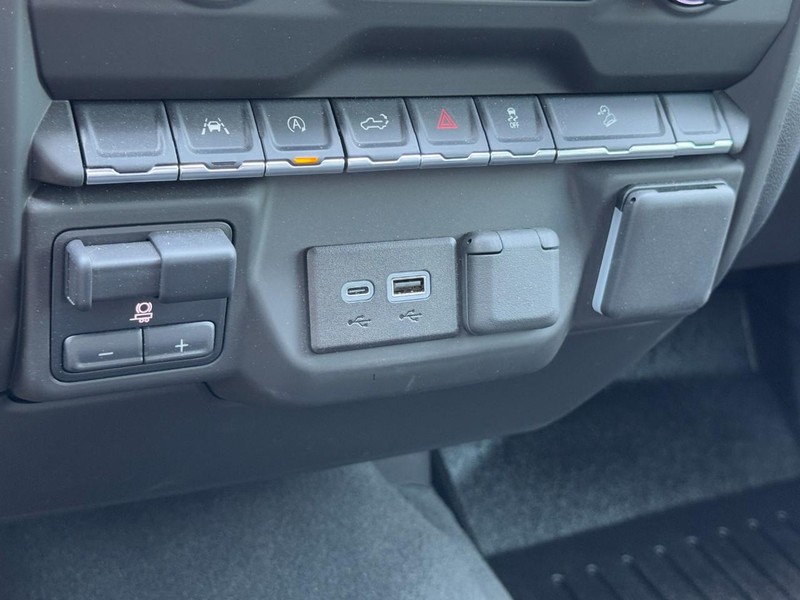 Chevrolet Silverado 1500 Vehicle Full-screen Gallery Image 18