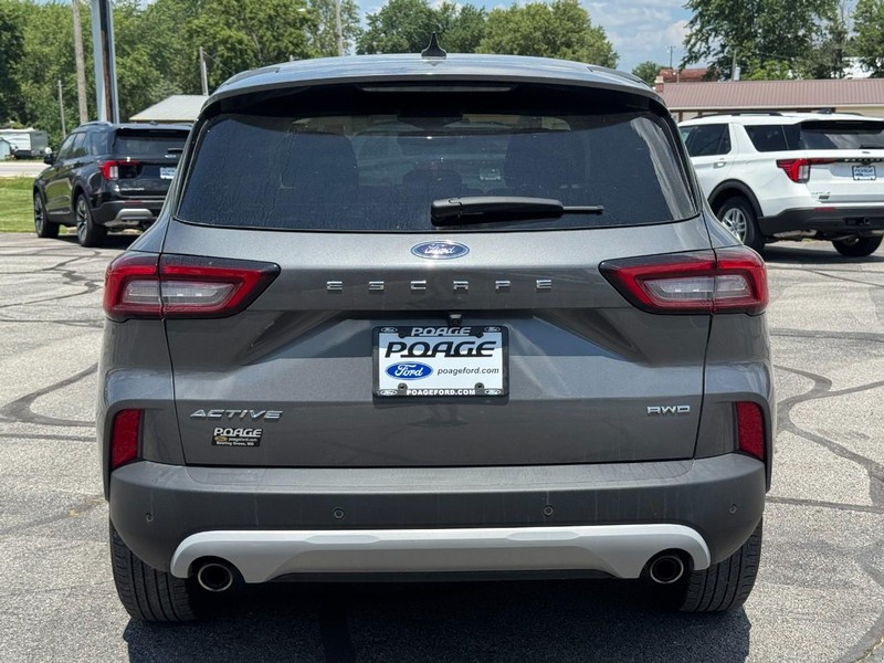 Ford Escape Vehicle Full-screen Gallery Image 04