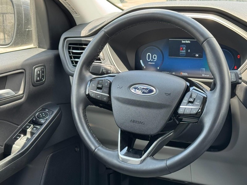 Ford Escape Vehicle Full-screen Gallery Image 12