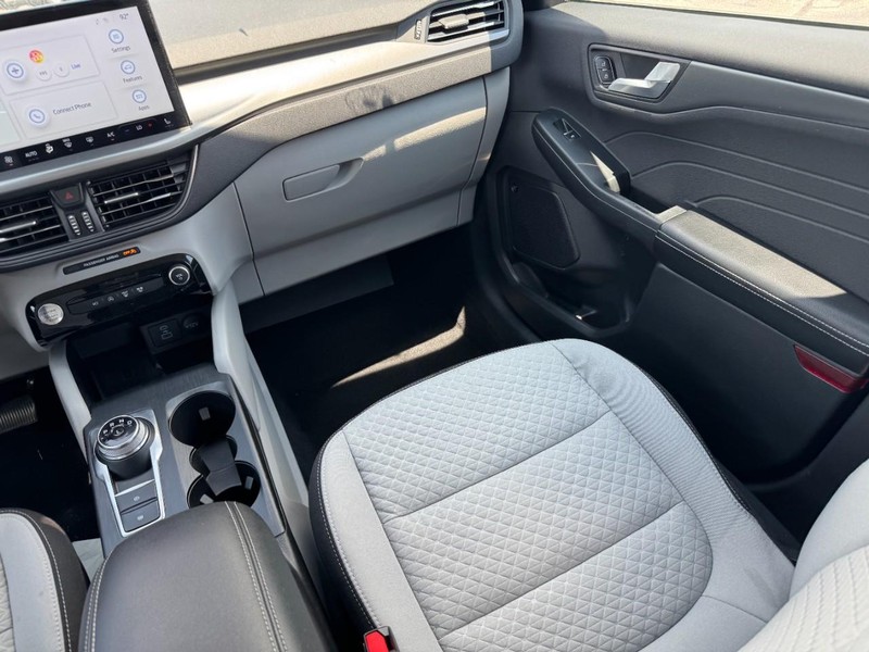 Ford Escape Vehicle Full-screen Gallery Image 15