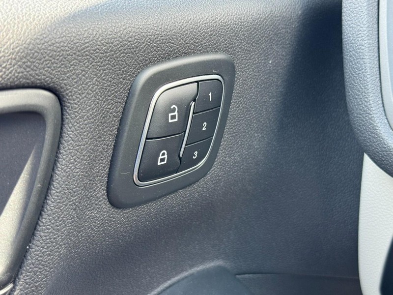 Ford Escape Vehicle Full-screen Gallery Image 16