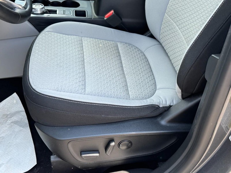 Ford Escape Vehicle Full-screen Gallery Image 25