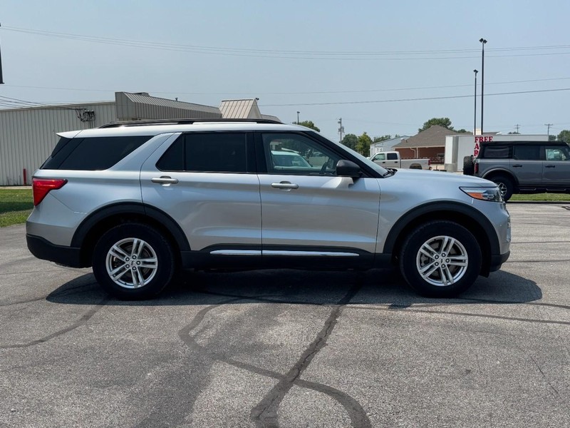 Ford Explorer Vehicle Full-screen Gallery Image 02