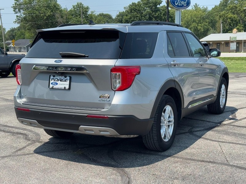 Ford Explorer Vehicle Full-screen Gallery Image 03