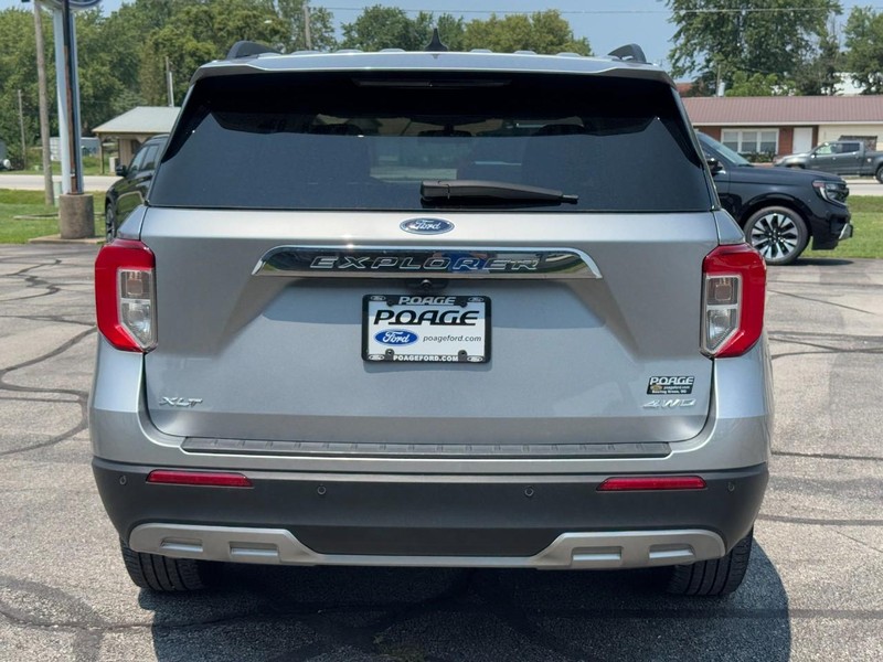 Ford Explorer Vehicle Full-screen Gallery Image 04