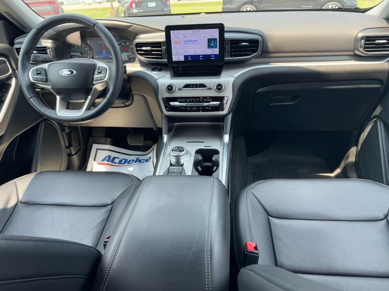 Ford Explorer Vehicle Full-screen Gallery Image 11