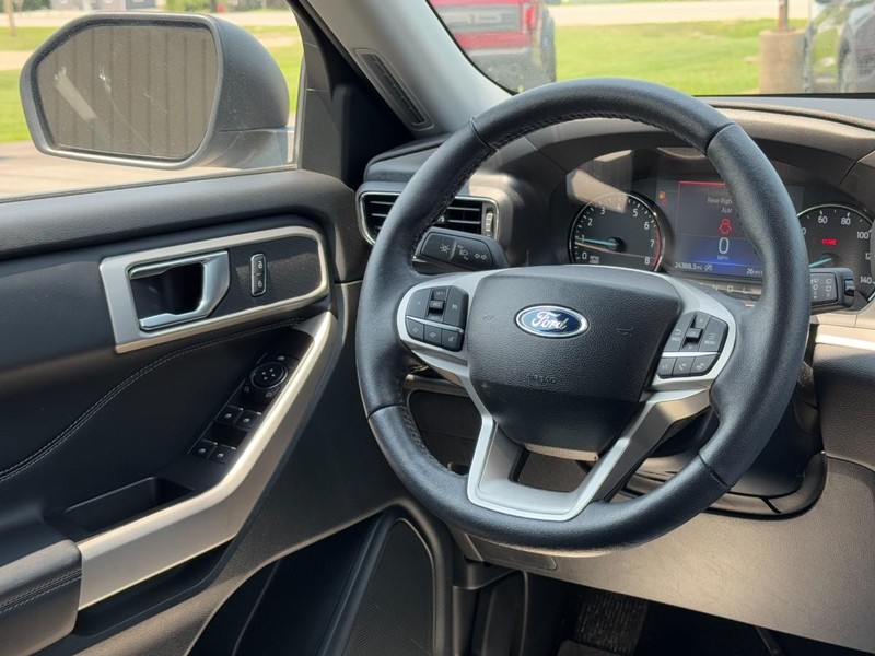 Ford Explorer Vehicle Full-screen Gallery Image 12