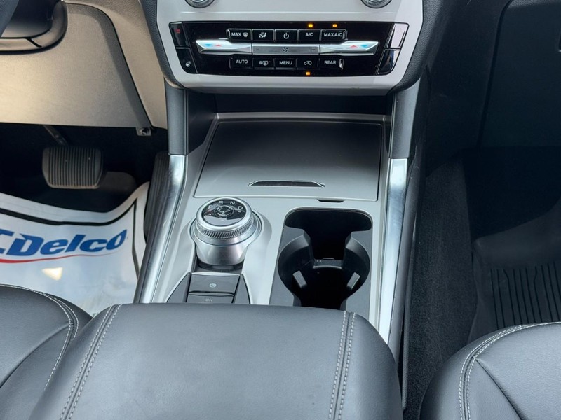 Ford Explorer Vehicle Full-screen Gallery Image 14
