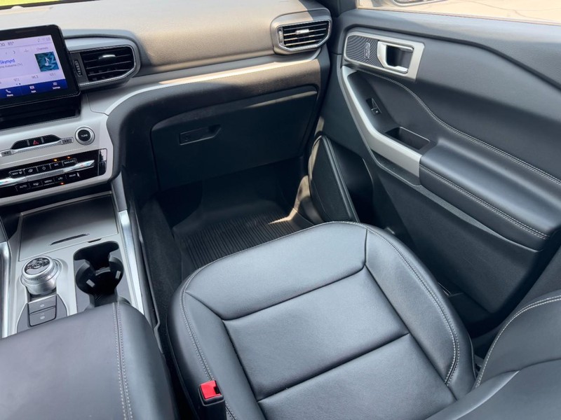 Ford Explorer Vehicle Full-screen Gallery Image 15