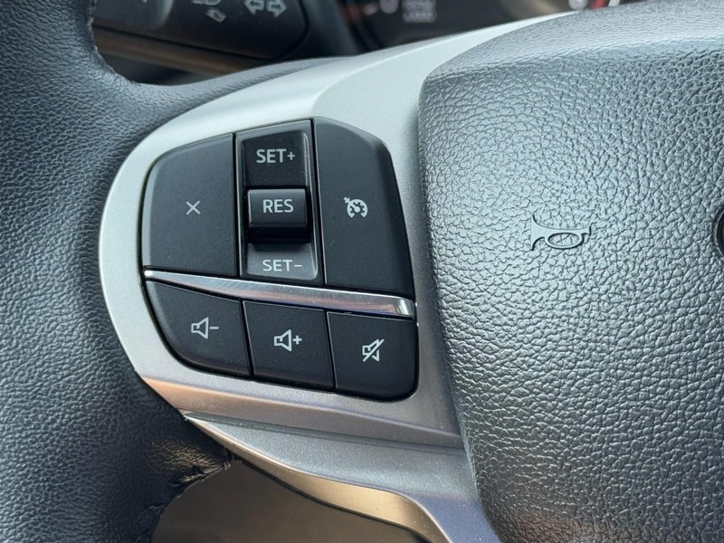 Ford Explorer Vehicle Full-screen Gallery Image 16