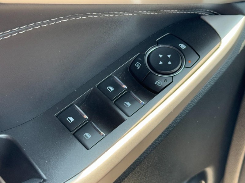 Ford Explorer Vehicle Full-screen Gallery Image 21