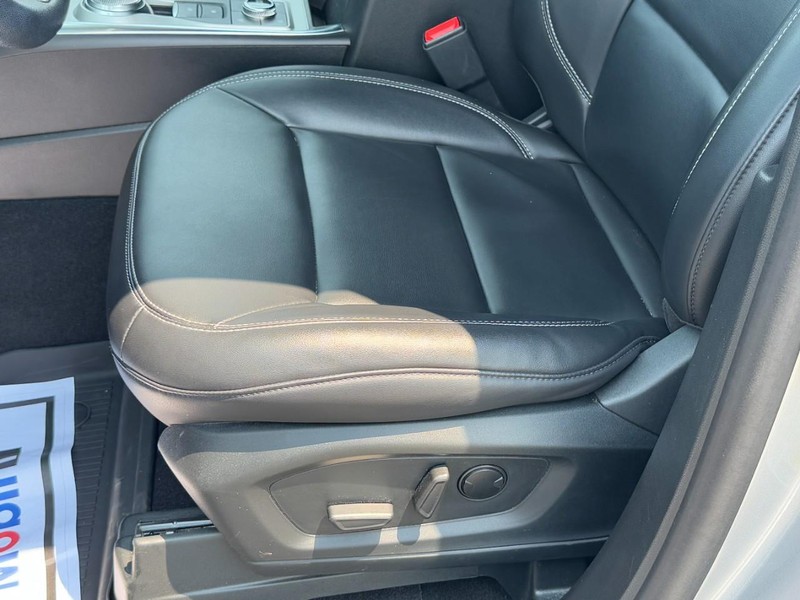 Ford Explorer Vehicle Full-screen Gallery Image 22
