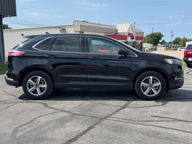 Ford Edge Vehicle Full-screen Gallery Image 02