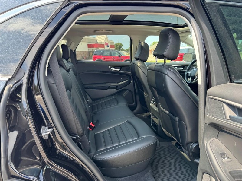 Ford Edge Vehicle Full-screen Gallery Image 10