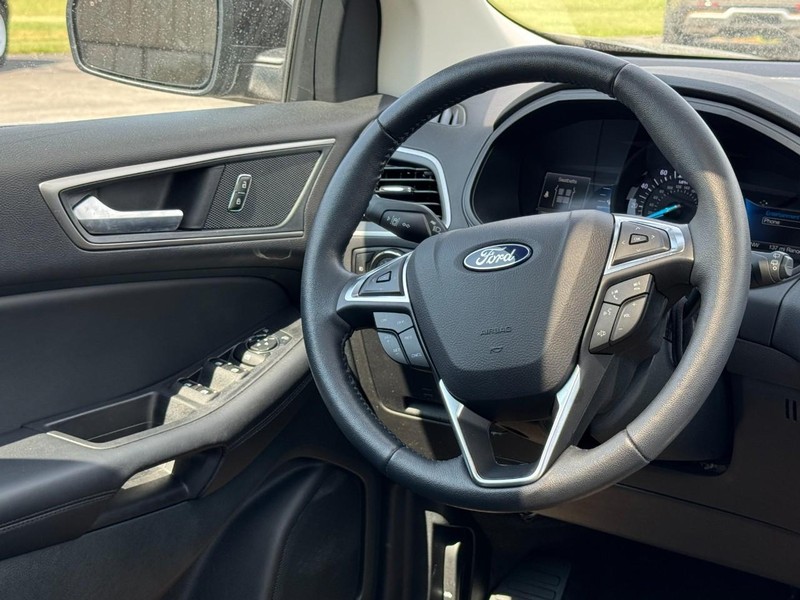 Ford Edge Vehicle Full-screen Gallery Image 12