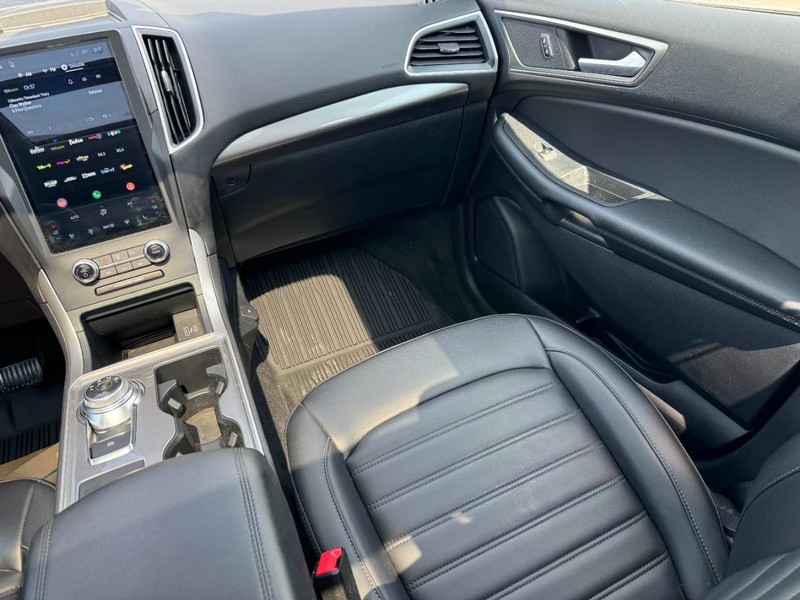 Ford Edge Vehicle Full-screen Gallery Image 15