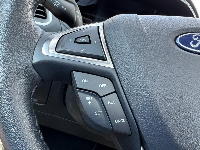 Ford Edge Vehicle Full-screen Gallery Image 16