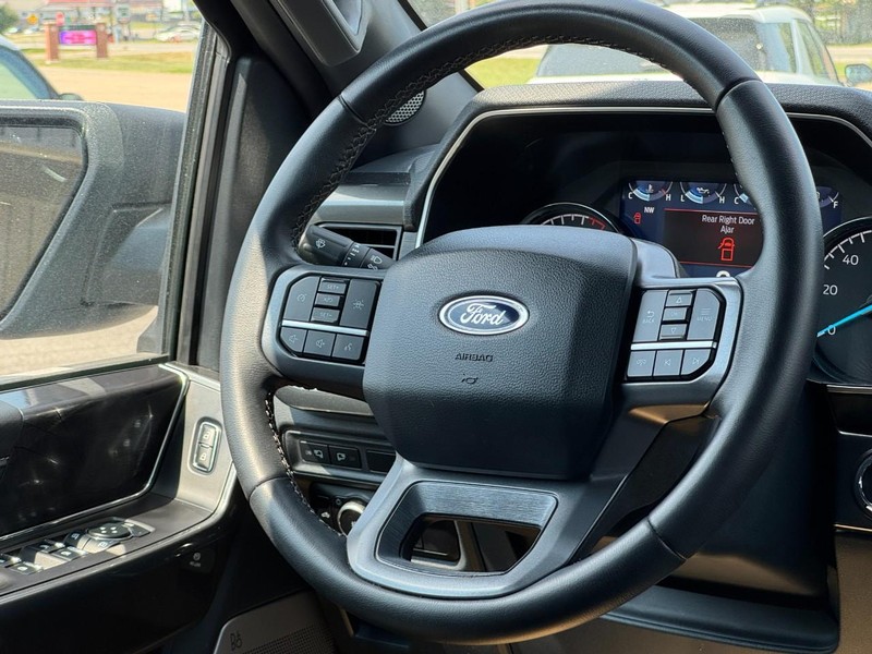 Ford F-150 Vehicle Full-screen Gallery Image 12