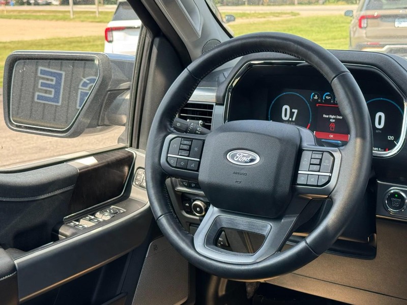 Ford F-150 Vehicle Full-screen Gallery Image 12