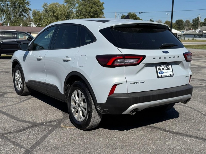 Ford Escape Vehicle Full-screen Gallery Image 06