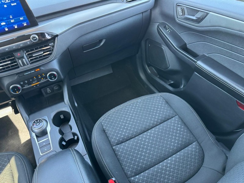 Ford Escape Vehicle Full-screen Gallery Image 15