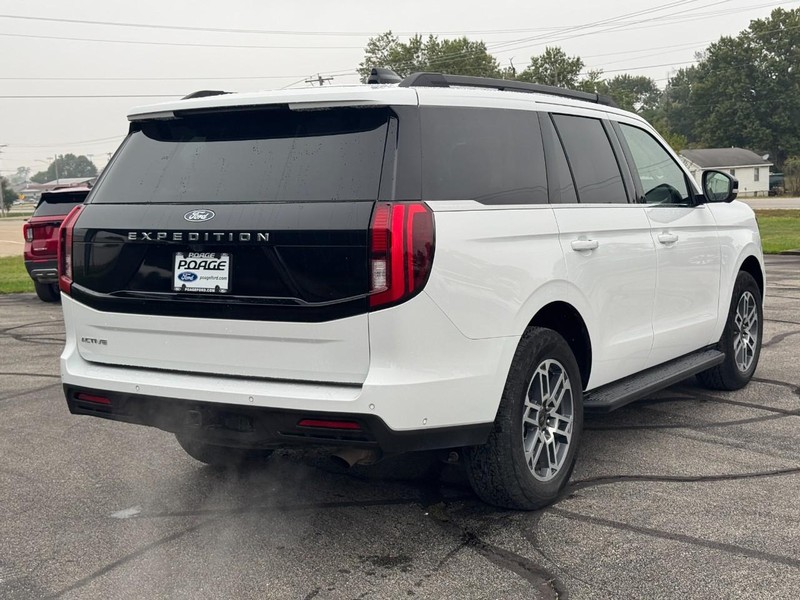 Ford Expedition Vehicle Full-screen Gallery Image 03