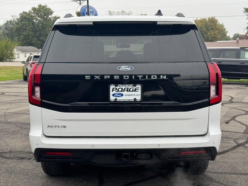 Ford Expedition Vehicle Full-screen Gallery Image 04