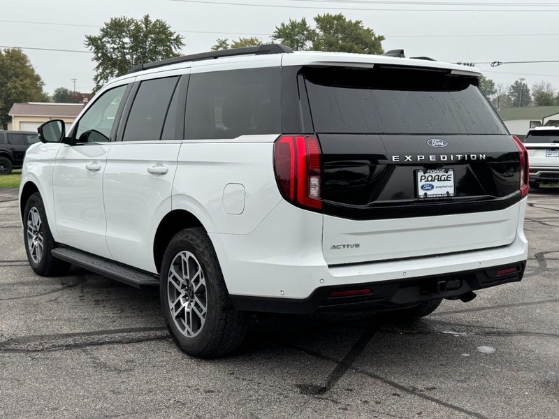 Ford Expedition Vehicle Full-screen Gallery Image 06