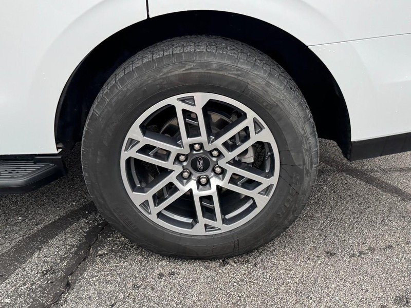 Ford Expedition Vehicle Full-screen Gallery Image 07