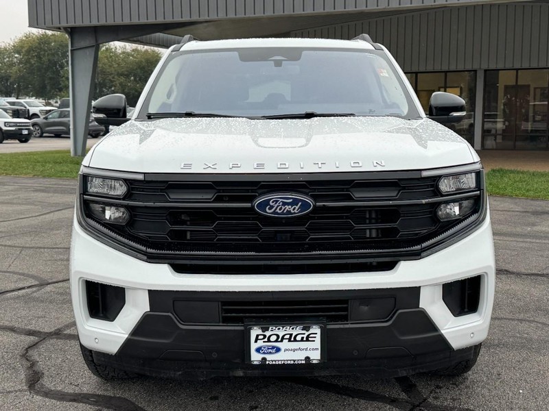 Ford Expedition Vehicle Full-screen Gallery Image 09
