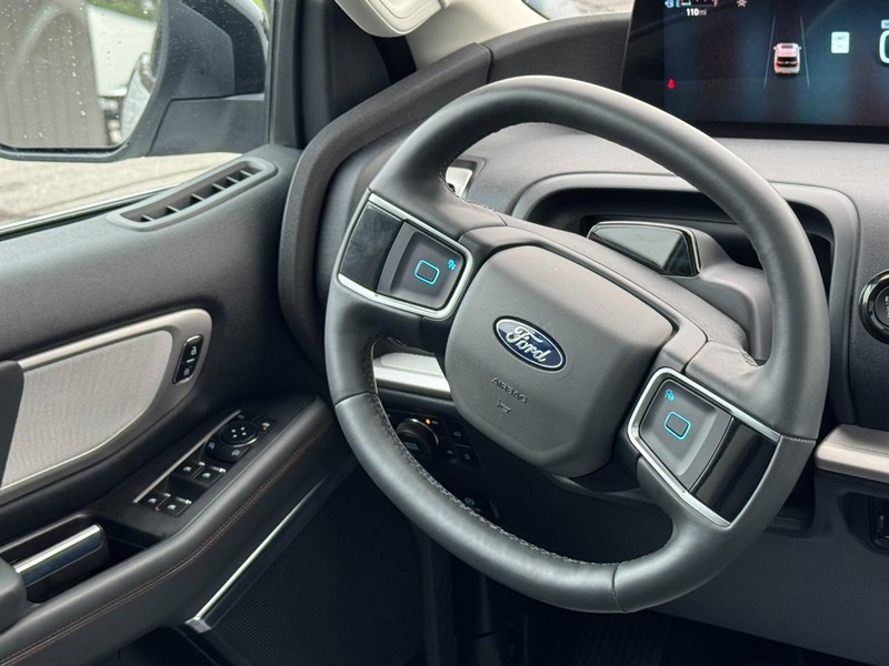Ford Expedition Vehicle Full-screen Gallery Image 13