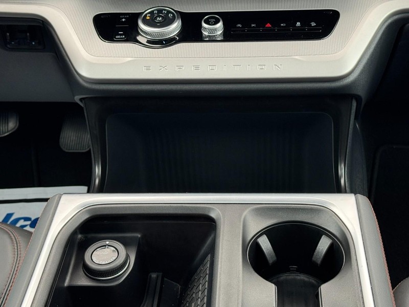 Ford Expedition Vehicle Full-screen Gallery Image 15