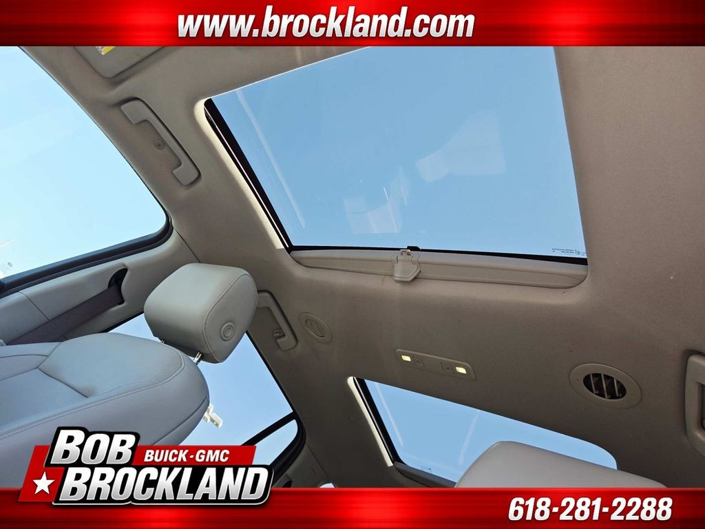 GMC Acadia Vehicle Full-screen Gallery Image 09