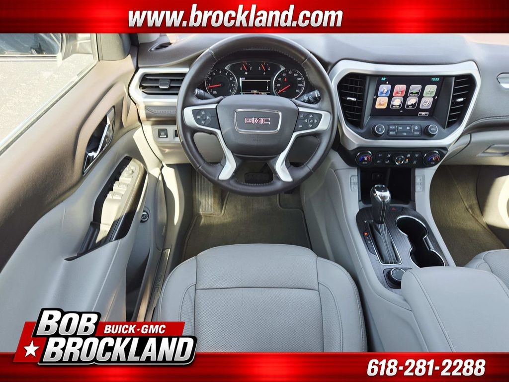 GMC Acadia Vehicle Full-screen Gallery Image 11