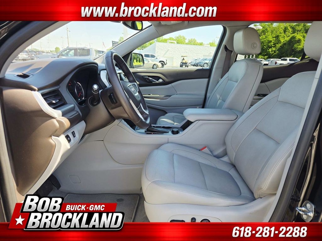 GMC Acadia Vehicle Full-screen Gallery Image 12