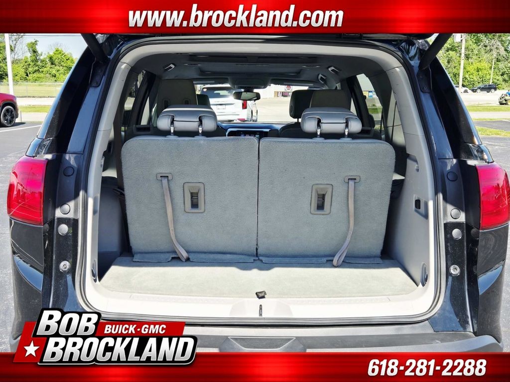 GMC Acadia Vehicle Full-screen Gallery Image 15