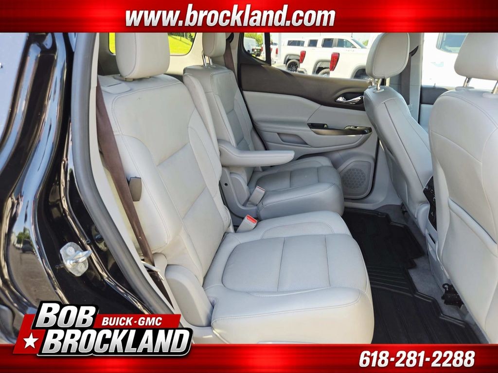 GMC Acadia Vehicle Full-screen Gallery Image 17