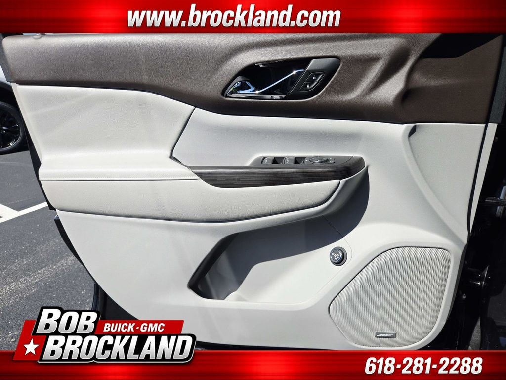 GMC Acadia Vehicle Full-screen Gallery Image 36