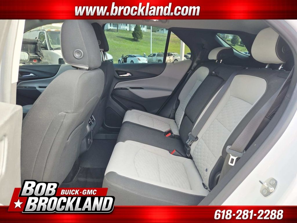 Chevrolet Equinox Vehicle Full-screen Gallery Image 12